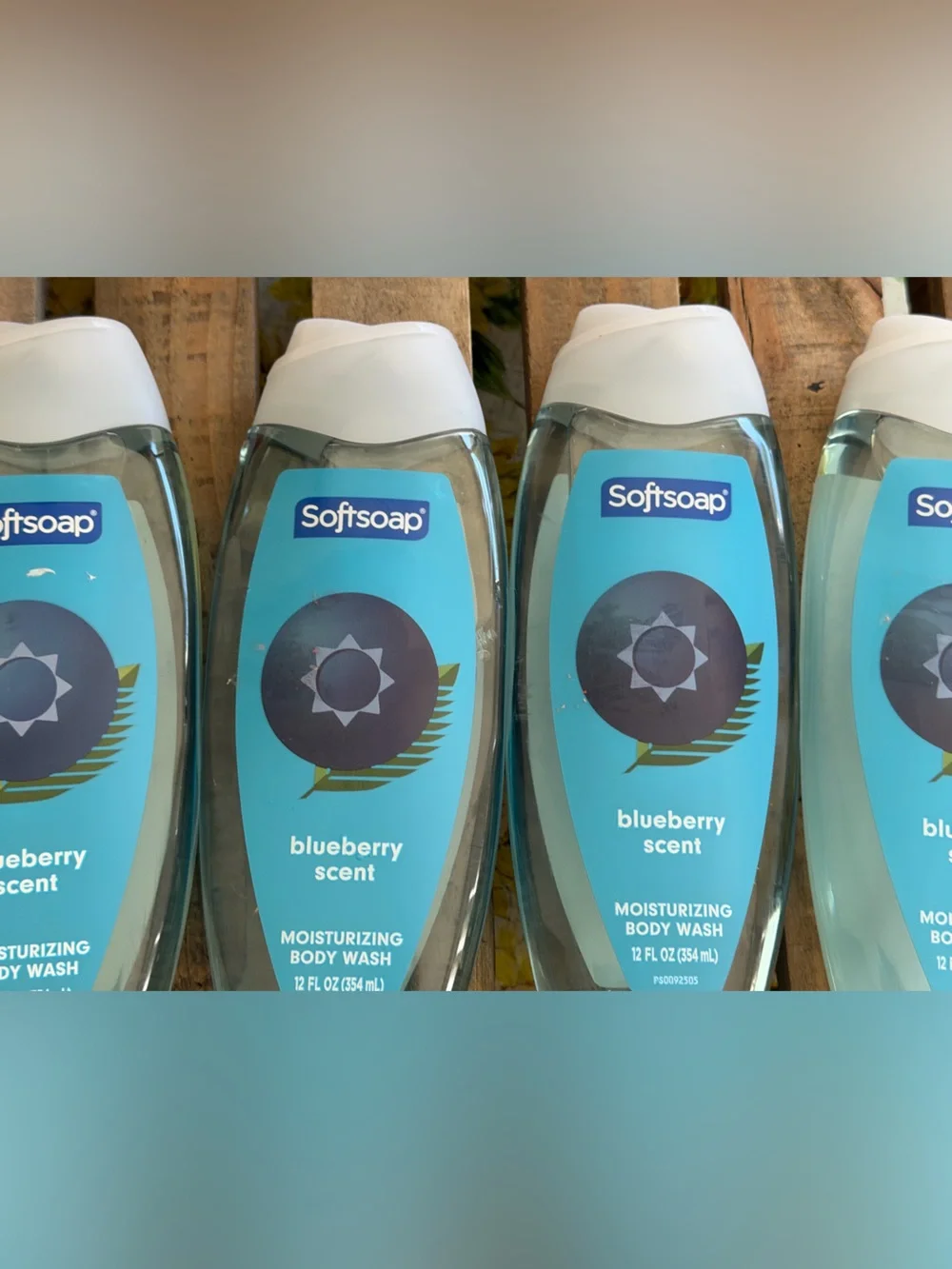 4- Softsoap Blueberry Scent Moisturizing Body Wash